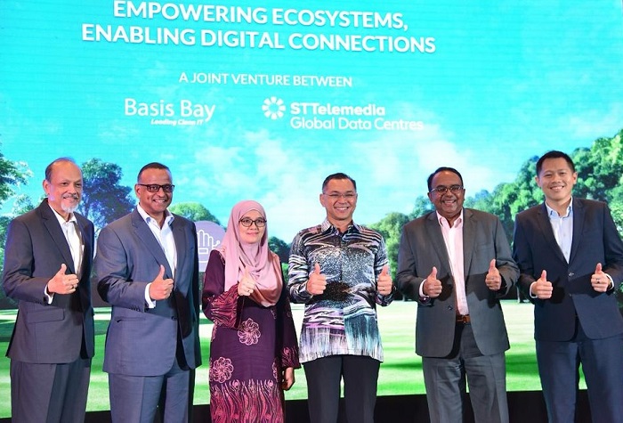 (L-R): Thyaga Rajan Serniwassan, CEO, Basis Bay Data Centres; Praba Thiagarajah, Executive Chairman, Basis Bay; Zuaida Abdullah, ED – Services Division, Malaysian Investment Development Authority (MIDA); Mahadhir Aziz, CEO, Malaysia Digital Economy Corporation; Bruno Lopez, President and Group CEO, ST Telemedia Global Data Centres; and Lionel Yeo, CEO, Southeast Asia, ST Telemedia Global Data Centres.